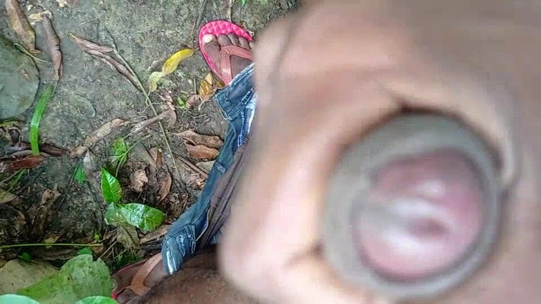 Newsex25: Masturbasi lembut di hutan