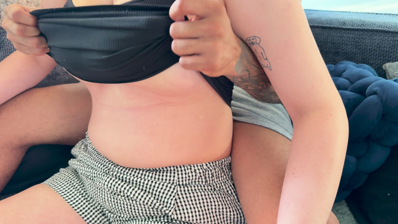 ScarletXoXo: 내 가장 친한 친구가 내 젖탱이를 보라고 계속 했기 때문에 내 거대한 젖탱이를 가지고 놀게 해줘