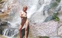 Real fun &amp; fetish: Sleduji nahou štíhlou mladou dívku ve sprše ve vodopádu