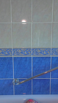 Presentazione di lei al risveglio perizoma bagno bagnato e completamente vestita