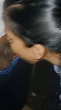 Siri blowjob mengalami blowjob di sebalik trak pada tengah malam