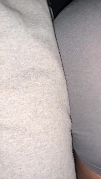 Extraño Toca Su Culo Y Se Pone Duro Por La Mano De Una Chica Desconocida