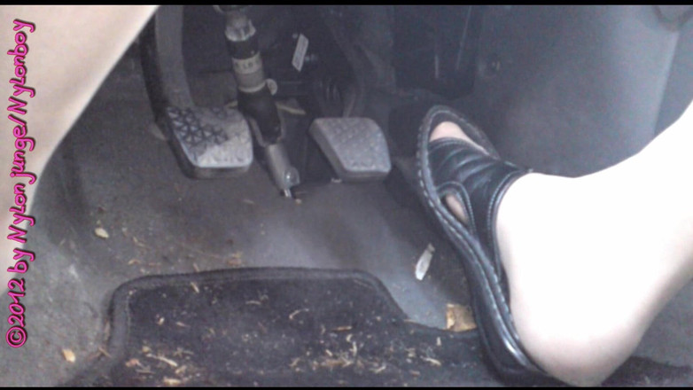 Carmen_Nylonjunge: "Voiture : pantoufles et pompage de pédales"