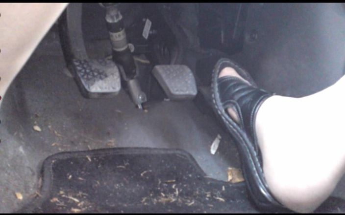 Carmen_Nylonjunge: In auto: pantofole e pompaggio pedale