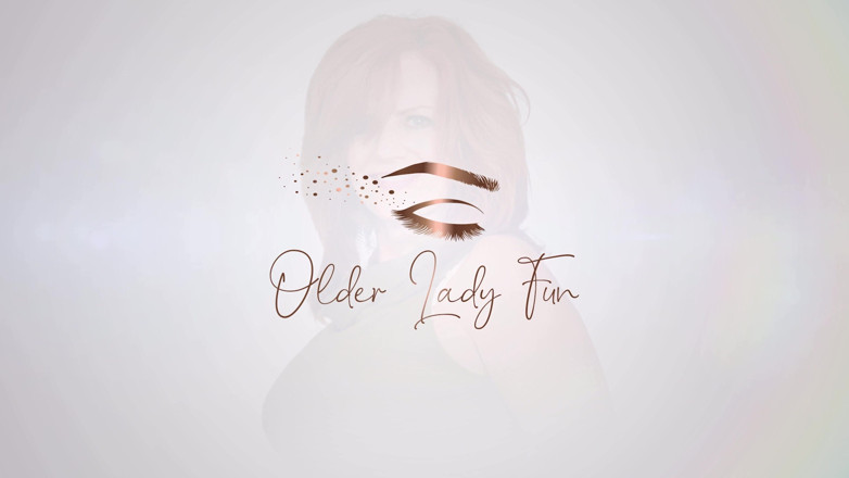 Older Lady Fun: Geile blonde oma fickt sich im bett mit dildo