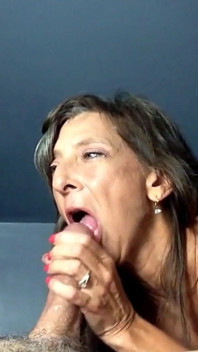 Marie, MILF sexy, suce une grosse bite en gros plan