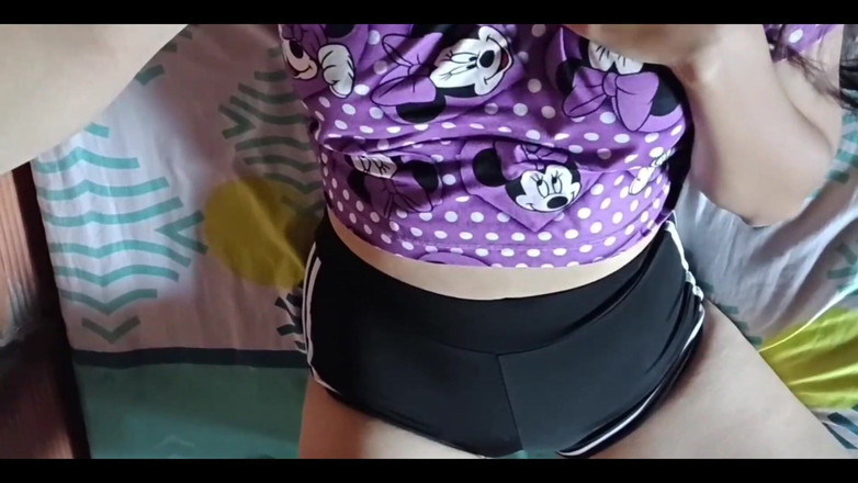 Yulieth Gomez: パジャマ姿のかわいい女の子がお尻を触り、義父のベッドで絶頂