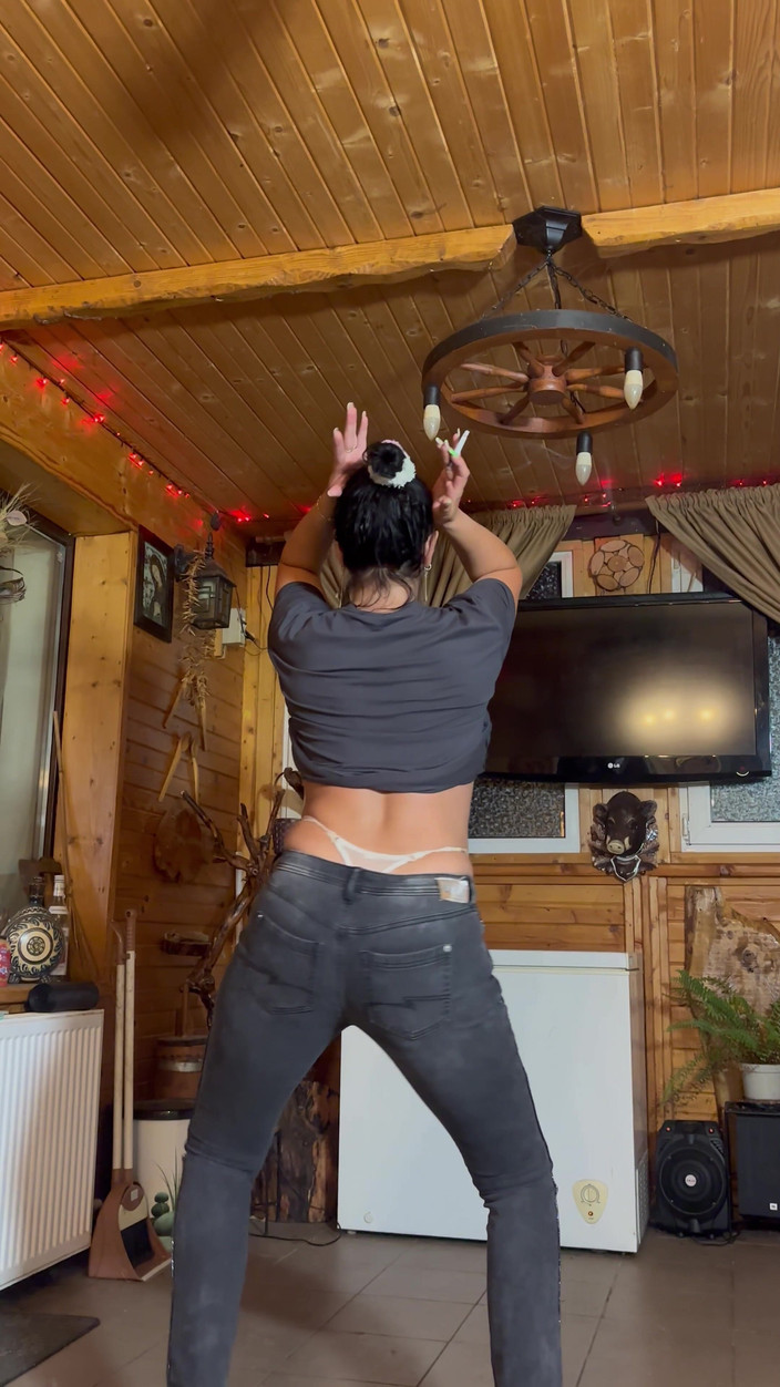 MilfyCalla: 청바지, 흰색 탕가, 담배 입은 백 티저