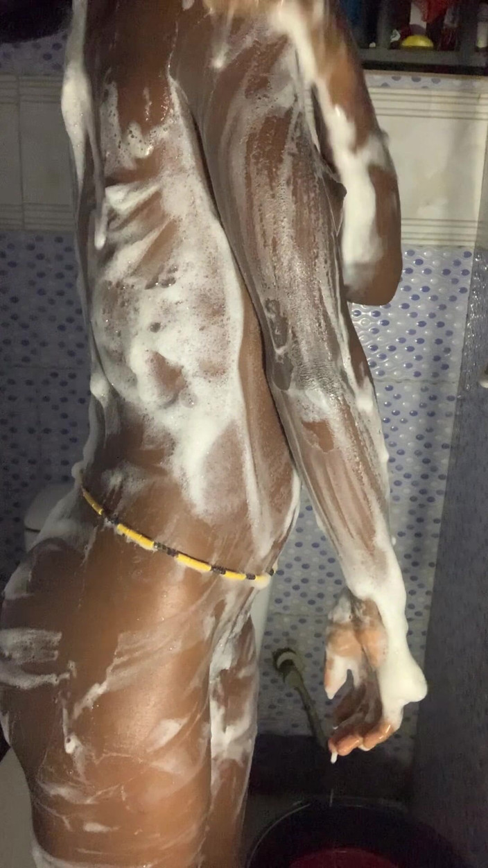 Browngurl234: ホットな黒い美女のバスルームでの二人きりの時間