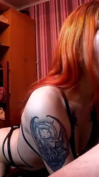 Pompino appassionato di una splendida bellezza rossa
