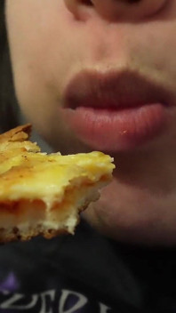 Reuzin pizza-diner neemt een wilde wending, de kleine man wordt de topping