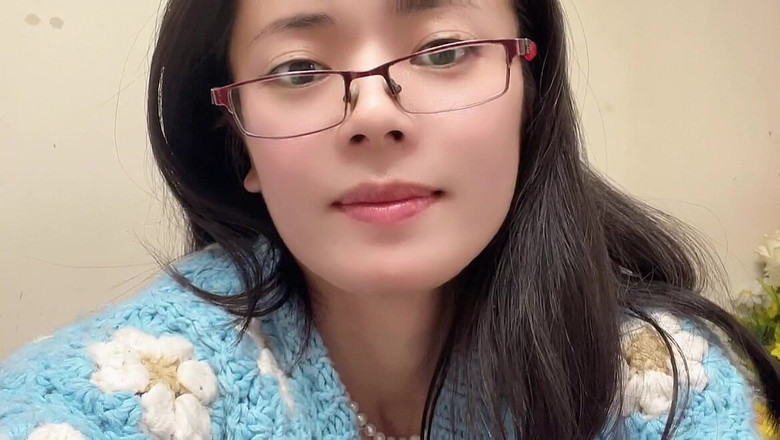 sweethanajapanese: 小さな膣を指で愛撫し、彼女のクリトリスを驚かせています