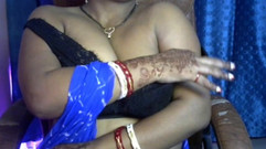 HotGirl21: Das Mädchen öffnet langsam ihren bh und zieht ihre möpse aus,...