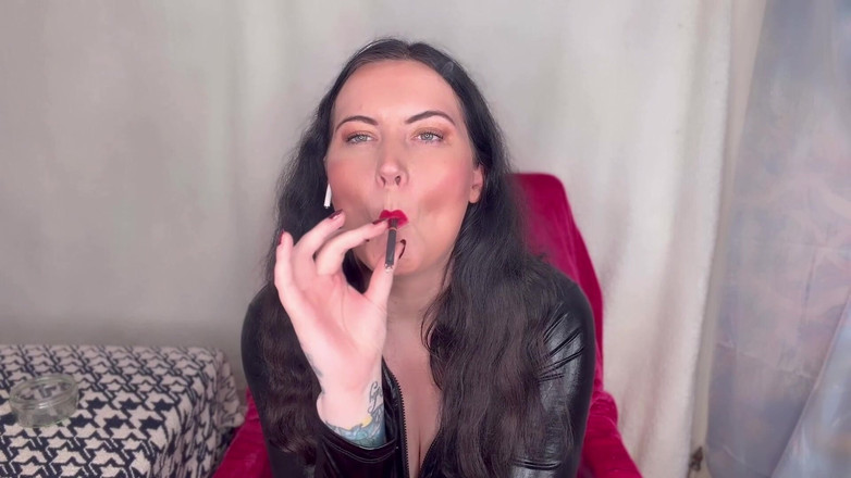 MissFFW: Domnișoara Ffw se bucură de o țigară