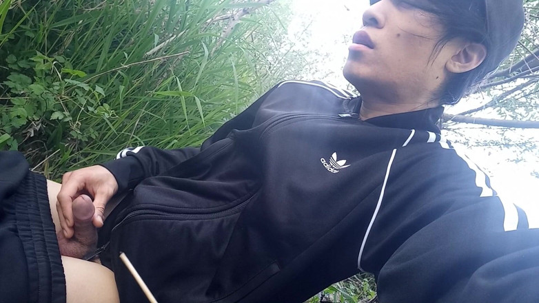 Jon Arteen: Cậu bé đồng tính Jon Arteen, mặc adidas trackuit giày thể...