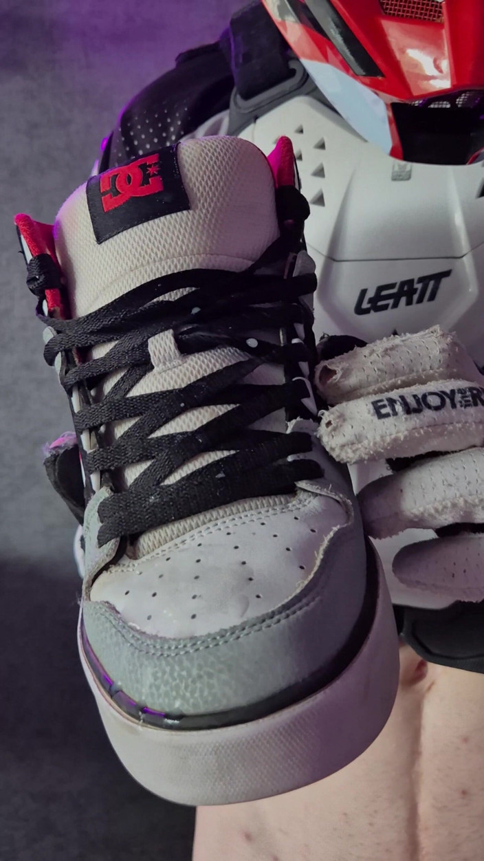 Sneakersmax98: Je velmi vzrušující, když se dotknete svého ptáka v motocyklové...