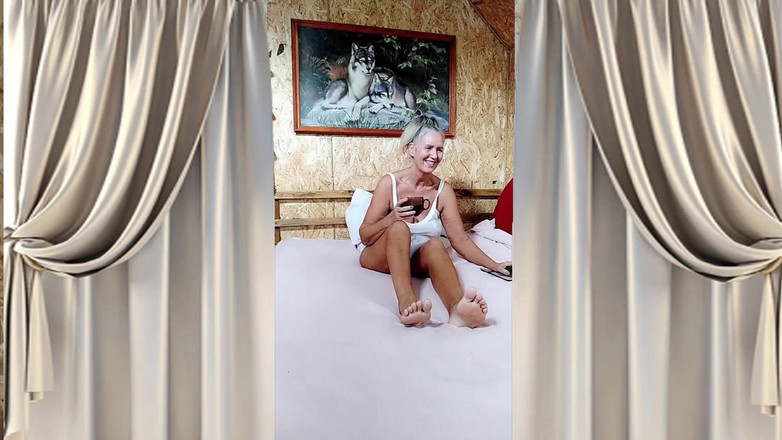 Lukerya: Sexy hospodyňka Lukerya flirtuje s fanoušky, zatímco sedí v posteli...