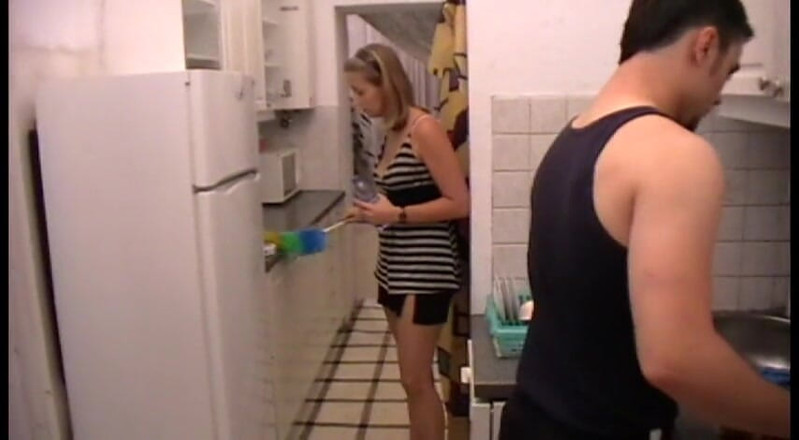 Femdom Austria: ¡Date prisa y marea esa cocina, esclavo!