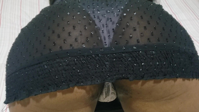 Lovemina: Quente morena pequena gata em um vestido quente com calcinha...