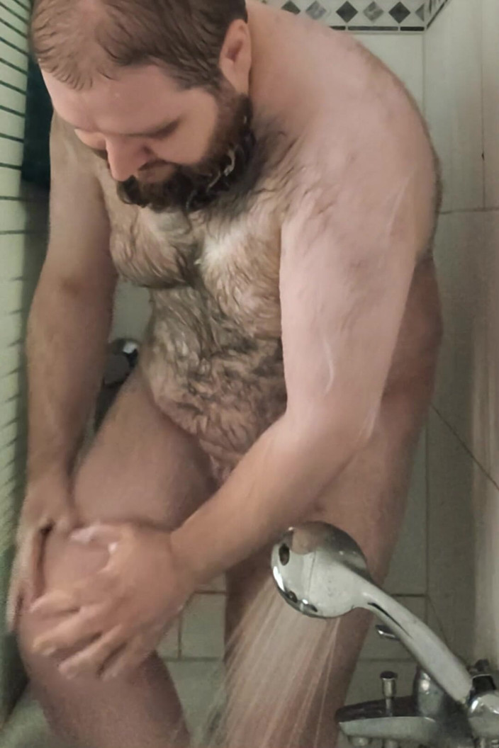 BearPup Akuma: Жирний ведмідь приймає душ
