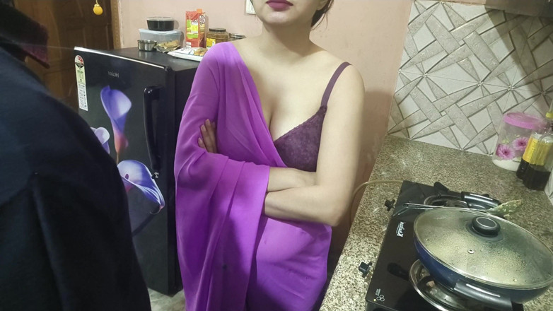 Hornycouple149: Mama vitregă indiană desi surpriză fiul vitreg Vivek de ziua...