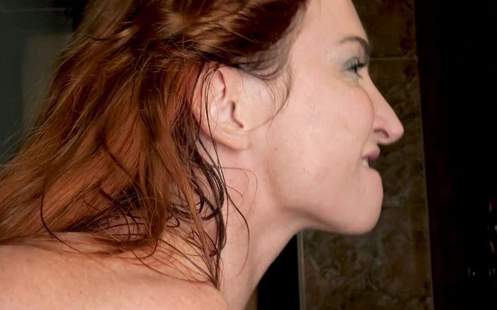 Erotic Planet X: सेक्सी काले बाल वाली शॉवर में पेशाब पीती है