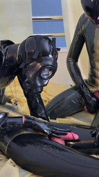 Long Latex Air Control și sesiune de tachinare cu Mistressae & Miss Lilly