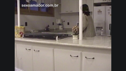 Amateurs videos: Man records amateur video of girlfriend having naked breakfast