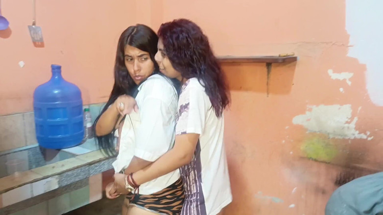 Lady: Des lesbiennes perverses se touchent devant un vieux pervers et...