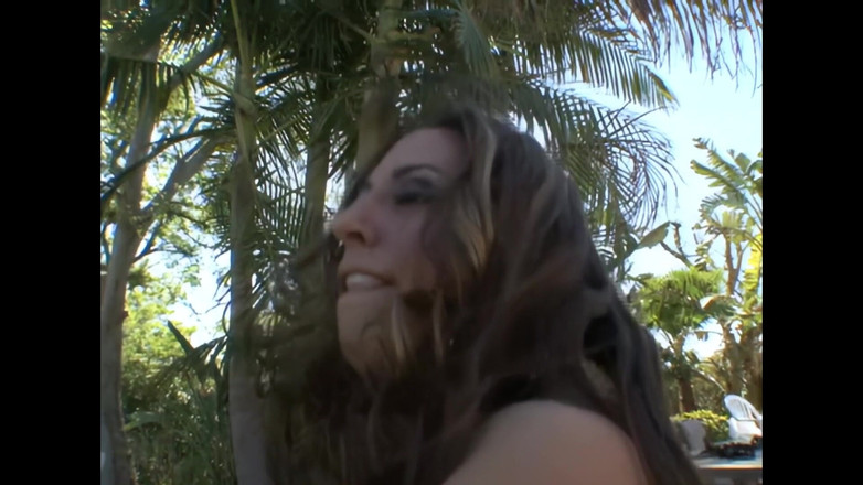 Pornobello: Alisandra Monroe chce být v prdeli do zadku venku