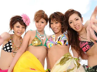 ビーチの4人の日本人の女の子が中出しで熱いセックスの時間を過ごす