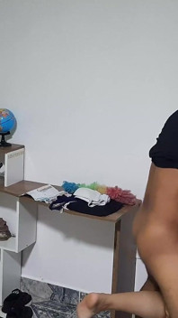 Üvey kız kardeşimin ıslak vajinasını sevişiyorum