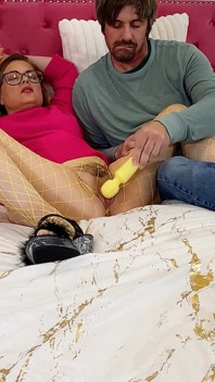 Gospodina curvă este prinsă uitându-se la Porno Mag și pedepsită