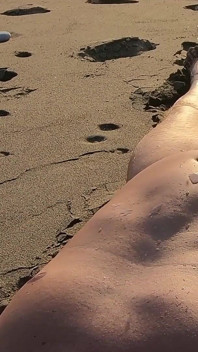 Beach handjob: cewek cantik dengan bikini seksi ini dicrot sperma hangat di pantai