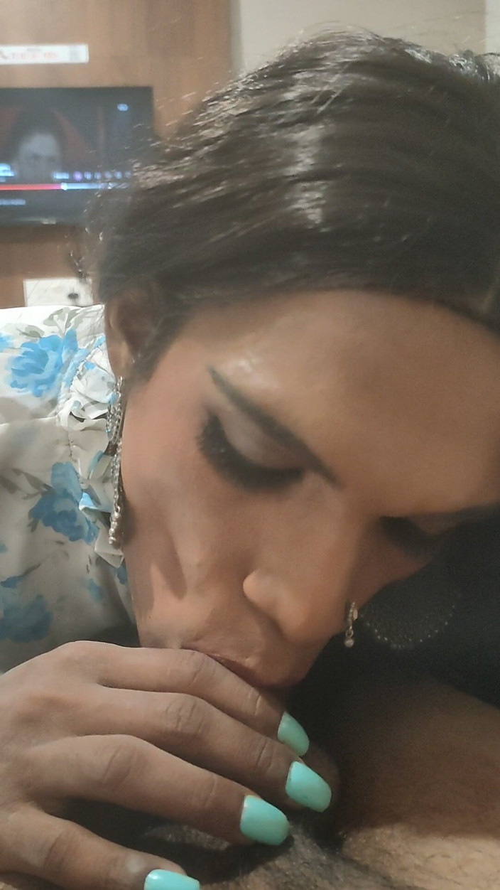 Keerthanakeerthi95: Une tapette travestie indienne suce une bite bien dure de...