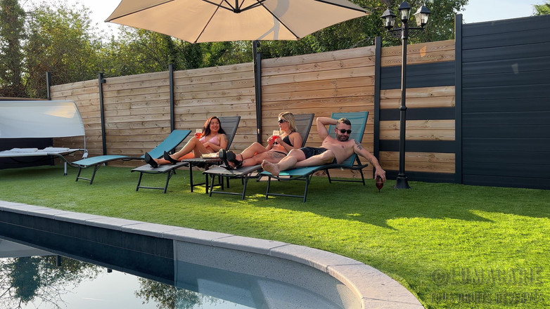 Lumacarie: Marie a Lucas Lumacarie si u bazénu hrají s Adelie