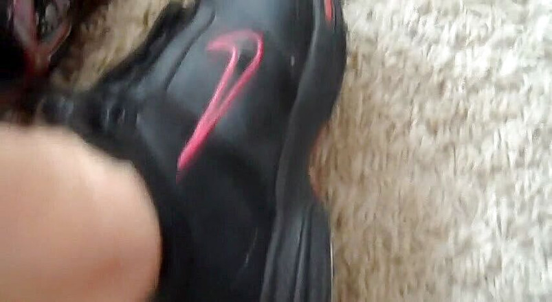 Foot Girls: 金发美女炫耀她的鞋子