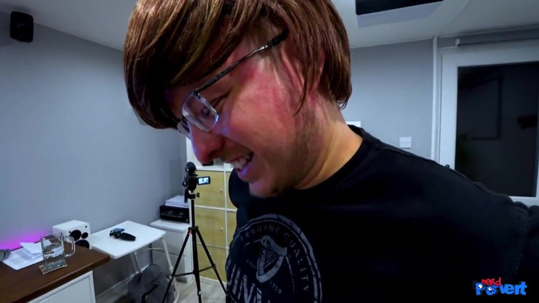 Nerd Pervert: Devon Breeze - dwa rozpryski spermy