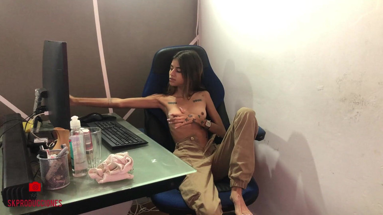 TUflacasex: Bruneta minionă vine să lucreze în biroul ei, dar se masturbează...