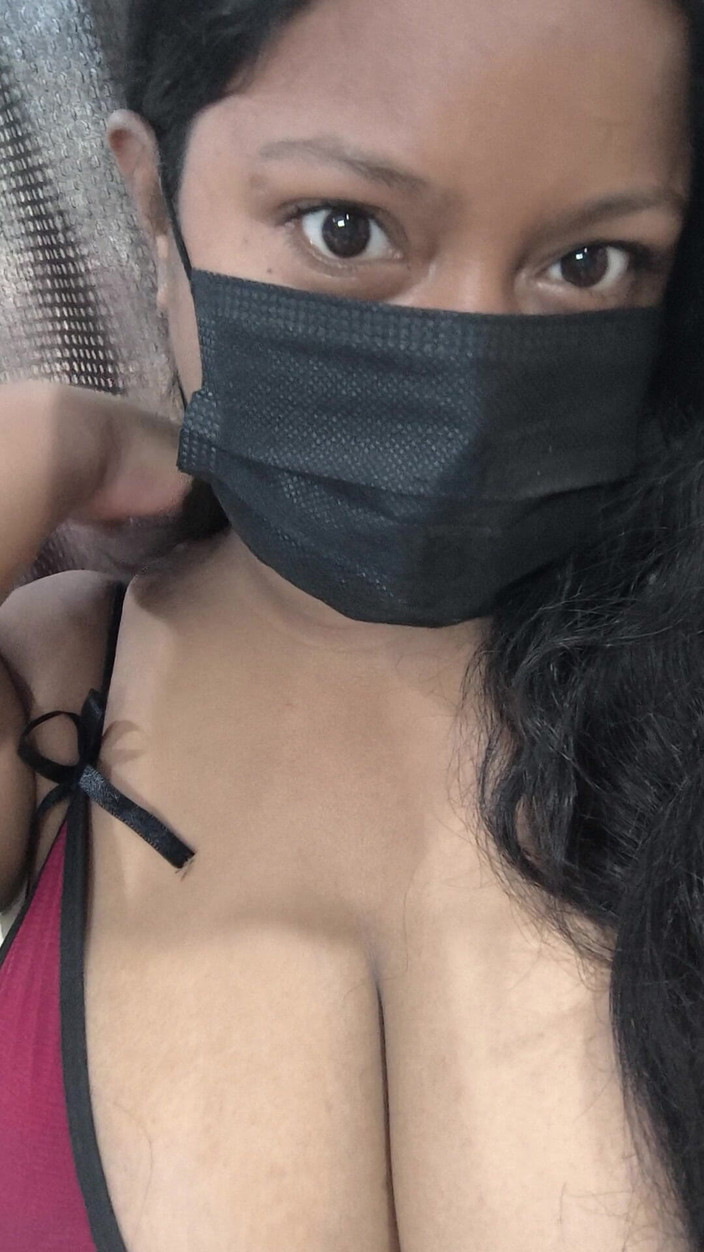 Naughty riya studio: 胸部表演