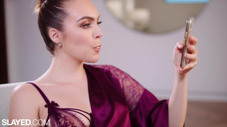 Slayed: La lesbiana mataDa Freya Parker está obsesionada con el coño...