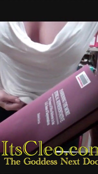 Cleo fingert in der Bibliothek