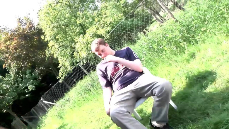 German Porn: Venkovní divoké šukání paroháče se sexy Lizzy Styles a Lukasem