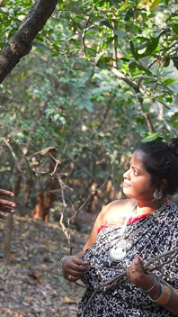 La chica del pueblo encontrada en la jungla