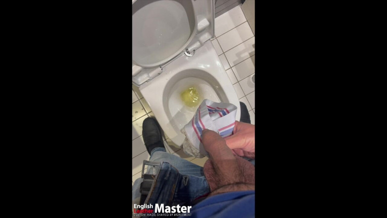 EnglishLeathermaster: 25 minute de mai multe videoclipuri cu pișare de la...