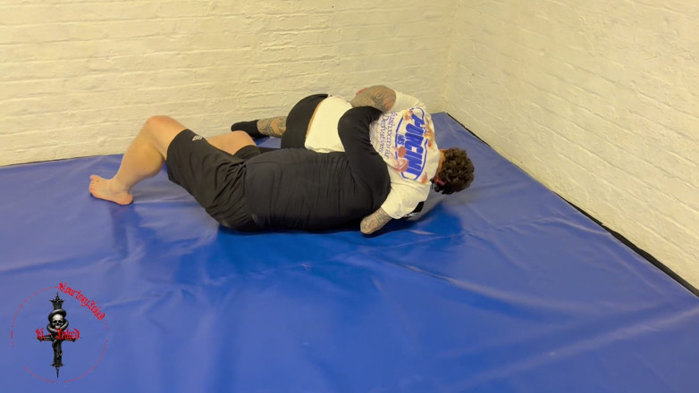 She Wrestle: Kourtneyinked zavallı adamla güreşiyor