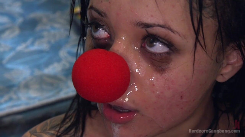 Hardcore Gangbang by Kink: Arrivano i pagliacci: l'agente dell'fbi ottiene una doppia anale e...
