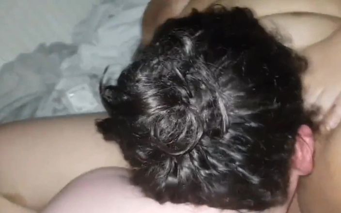 Real homemade BBW BBC porn: MFF se lèche la chatte en prenant une grosse bite...
