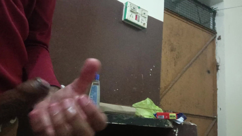 Brijesh 270: 我的妻子让我一个人在家，但我的邻居总是来拜访我