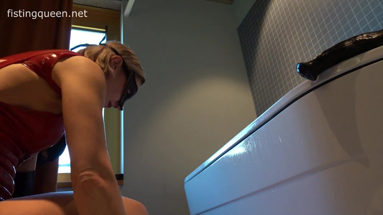 FISTINGQUEEN: Super Extreme Epic Punch Fisting in Bathtube
